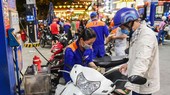 Người dân đổ xăng tại một cây xăng trên đường Phan Xích Long, quận Phú Nhuận, TP HCM Ảnh: HOÀNG TRIỀU