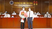 Ông Lê Văn Hẳn, Phó Bí thư Tỉnh ủy, Chủ tịch UBND tỉnh Trà Vinh, trao quyết định bổ nhiệm PGS.TS Diệp Thanh Tùng giữ chức Phó Hiệu trưởng Trường đại học Trà Vinh.