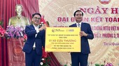 Đại diện Tập đoàn T&T Group trao tặng 1 xe cứu thương hỗ trợ tỉnh Quảng Trị phòng, chống dịch COVID-19.