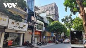 Công trình xây dựng cao vượt tầng trên phố Hàng Bông (Hoàn Kiếm, Hà Nội) vẫn đang được thi công.