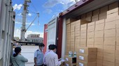 Lực lượng chức năng kiểm tra hiện trường lô hàng sản phẩm dinh dưỡng nhập khẩu từ Úc chiều 12/11. (Ảnh: Hải quan TP.HCM)