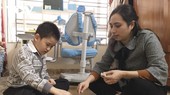 Nhiều giáo viên mầm non tư thục nhận trông trẻ trong dịch COVID-19 chờ đợi ngày trường học mở cửa.