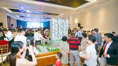 Khách hàng tìm hiểu một dự án nhà ở của DRH