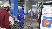 Mua bán xăng dầu tại một điểm kinh doanh xăng dầu của Petrolimex. (Ảnh: Trần Việt/TTXVN)