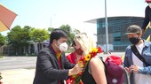 Đại diện lãnh đạo thành phố Đà Nẵng, sân bay và Vietjet chào mừng chuyến bay quốc tế đầu tiên đến Đà Nẵng