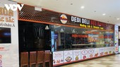 Nhà hàng lẩu nướng này hầu như không hoạt động, bên trong cũng không được dọn dẹp sạch.