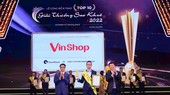 Đại diện VinShop nhận Giải thưởng cao nhất tại Sao Khuê 2022 từ Phó Thủ tướng Vũ Đức Đam và Chủ tịch VINASA Trương Gia Bình.