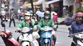 Tài xế xe công nghệ giao hàng ở đường Nguyễn Hữu Cầu, quận 1, TP.HCM - Ảnh: NGỌC PHƯỢNG