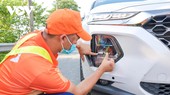 Qua kiểm tra, Tổng cục Đường bộ VN phát hiện cả 2 nhà cung cấp dịch vụ đều dán và kích hoạt tài khoản thu phí không dừng sai quy định.