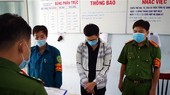 Cơ quan Công an tống đạt lệnh bắt tạm giam một đối tượng về hành vi cho vay nặng lãi. (Ảnh: Công Thử/TTXVN)