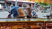 Giao sỉ bánh trung thu trên địa bàn quận 5, TP HCM Ảnh: AN NA