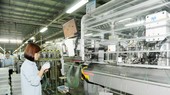 Sản xuất các loại dây dẫn điện trong ô-tô và xe máy tại Công ty TNHH Hệ thống dây dẫn Sumi Việt Nam, là doanh nghiệp 100% vốn đầu tư của Nhật Bản ở Khu công nghiệp Đồng Văn II, thị xã Duy Tiên, tỉnh Hà Nam. (Ảnh TRẦN HẢI)
