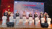 Đại diện các đơn vị của Bộ Xây dựng và Bộ Đất đai, Hạ tầng, Giao thông Hàn Quốc bấm nút triển khai Dự án “Thành lập Trung tâm hợp tác Việt Nam - Hàn Quốc về đô thị thông minh và công nghệ xây dựng.” (Ảnh: Hùng Võ/Vietnam+)