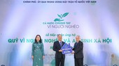 Đại diện lãnh đạo Tập đoàn T&T Group (giữa) trao tặng 10 tỷ đồng ủng hộ Quỹ “Vì người nghèo” Trung ương