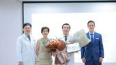 GS.TS.BS Võ Thành Nhân, Giám đốc Trung tâm Tim mạch, Bệnh viện Đa khoa Quốc tế Vinmec Central Park nhận chứng chỉ chuyên gia đặt máy tạo nhịp tim không dây độc lập đầu tiên tại Việt Nam.
