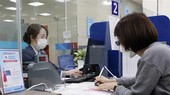 Khách hàng giao dịch tại Ngân hàng TMCP Công Thương Việt Nam. (Ảnh: Trần Việt/TTXVN)