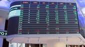 Nhà đầu tư theo dõi diễn biến thị trường chứng khoán. (Ảnh minh họa: TTXVN)