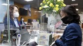 Khách hàng giao dịch tại VietinBank Cửa Nam, Hoàn Kiếm, Hà Nội. (Ảnh: Trần Việt/TTXVN)