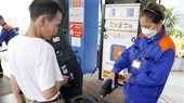 Mua bán xăng, dầu tại một điểm bán lẻ xăng, dầu trên địa bàn Hà Nội. (Ảnh: Trần Việt/TTXVN)