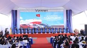 Các đại biểu thực hiện nghi thức bấm nút phát lệnh xuất khẩu xe ô tô điện VinFast sáng ngày 25/11/2022.