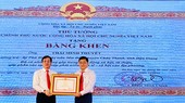Đại diện Công ty TNHH MTV Xi măng Cần Thơ - Hậu Giang nhận Bằng khen của Thủ tướng Chính phủ.