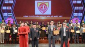 Đại diện CTCP Dịch vụ Bảo vệ Nhất Việt nhận cúp và bằng chứng nhận từ ban tổ chức.