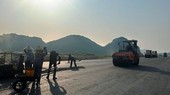 Nhà thầu thi công dải thảm lớp bê tông nhựa dự án cao tốc Bắc-Nam đoạn Mai Sơn-Quốc lộ 45 nhằm thông xe kỹ thuật vào ngày 31/12/2022. (Ảnh: Việt Hùng/Vietnam+)