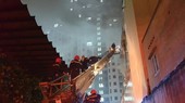 Hình ảnh lực lượng chức năng đang giải cứu nhiều người mắc kẹt trong vụ cháy. (Ảnh: TTXVN phát)