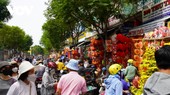 Đa dạng hàng trang trí Tết ở TPHCM