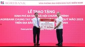 (ĐTTCO)-Ngày 13/01/2023, tại TPHCM diễn ra Lễ trao tặng kinh phí an sinh xã hội Chương trình Agribank chung tay vì người nghèo, đối tượng chính sách nhân dịp Xuân Quý Mão 2023. Theo đó, Agribank đã trao tặng kinh phí 01 tỉ đồng cho Quỹ vì người nghèo TPHCM.