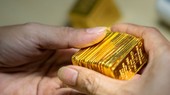 Giá vàng trong nước tăng mạnh, bất chấp vàng thế giới lao dốc. (Ảnh minh họa: KT)