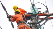 Nhân viên EVN kiểm tra vận hành lưới điện. (Ảnh: PV/Vietnam+)