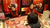 Giao dịch vàng tại doanh nghiệp. (Ảnh: Hiếu Hoàng/Vietnam+)