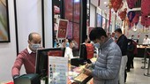 Khách hàng giao dịch vàng tại thị trường Hà Nội. (Ảnh: Đức Duy/Vietnam+)