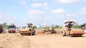 Các đơn vị đang triển khai thi công Dự án xây dựng đường cao tốc Bến Lức-Long Thành. (Ảnh: Dương Giang/TTXVN)