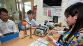 Giao dịch tại ngân hàng. (Ảnh: Vietnam+)