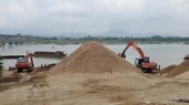 Các mỏ khai thác cát vật liệu xây dựng trên sông Thu Bồn đã hoạt động trở lại trong ngày 7/3. (Ảnh: Đoàn Hữu Trung/TTXVN)