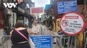 Du khách nước ngoài vẫn tràn phố cà phê đường tàu Hà Nội bất chấp lệnh cấm