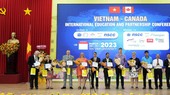 Ban tổ chức tặng hoa cho các đơn vị, các đại biểu tham dự hội thảo