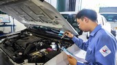 Nhân viên đăng kiểm thực hiện quy trình kiểm định xe cơ giới. (Ảnh: Hoài Nam/Vietnam+)