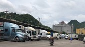 Các xe tải chở nông sản Việt Nam nằm chờ ở cửa khẩu Tân Thanh, Lạng Sơn chuẩn bị xuất hàng sang Trung Quốc. (Ảnh: NLĐ)