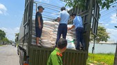 Lực lượng Quản lý thị trường tỉnh Sóc Trăng kiểm tra xe rơ moóc kéo chở theo gần 80 tấn đường không rõ nguồn gốc - TUẤN QUANG
