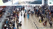 Hành khách làm thủ tục check-in tại nhà ga T1 sân bay Nội Bài. (Ảnh: Huy Hùng/TTXVN)