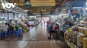 Tiểu thương ngồi chờ khách tại chợ Bến Thành. (Ảnh: Hoàng Minh)
