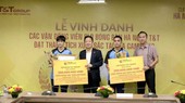 Doanh nhân Đỗ Quang Hiển trao thưởng cho các vận động viên CLB bóng bàn Hà Nội T&T đạt thành tích xuất sắc tại SEA Games 32.