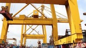 Bãi chứa container hàng hóa tại Tân Cảng Cát Lái. (Ảnh: Hồng Đạt/TTXVN)