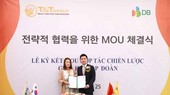 Bà Kim Ju Won, Phó Chủ tịch DB Group và ông Đỗ Vinh Quang, Phó Chủ tịch T&T Group trao đổi thỏa thuận hợp tác chiến lược giữa 2 tập đoàn.