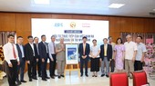 Lễ ra mắt cuốn sách. Ảnh NHƯ Ý