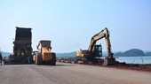 Nhà thầu thi công một dự án cao tốc Bắc-Nam phía Đông. (Ảnh: CTV/Vietnam+)