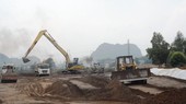 Nhà thầu thi công đắp nền đường bằng vật liệu cát tại một Dự án Cao tốc Bắc-Nam. (Ảnh: Việt Hùng/Vietnam+)